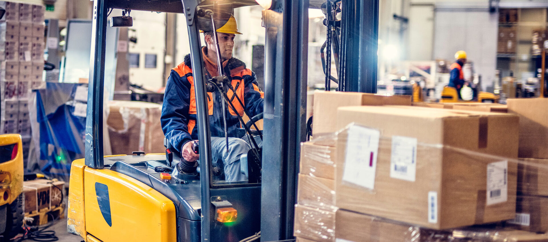 Medewerker logistiek op vorkheftruck